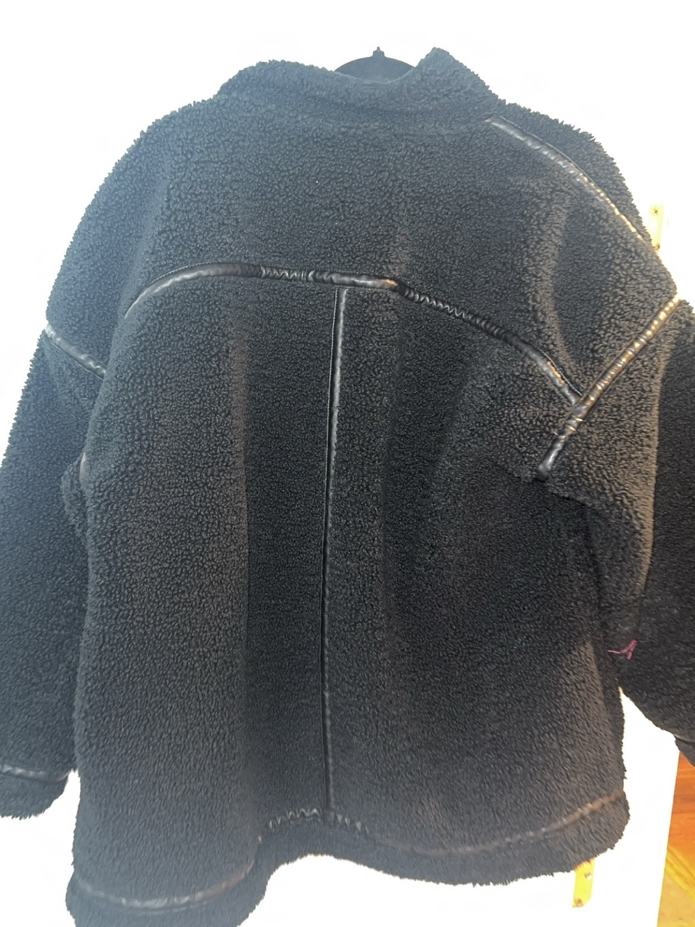 Abercrombie & Fitch Cozy Black Sherpa Jacket with Seamed Details - Picture 3 of 6